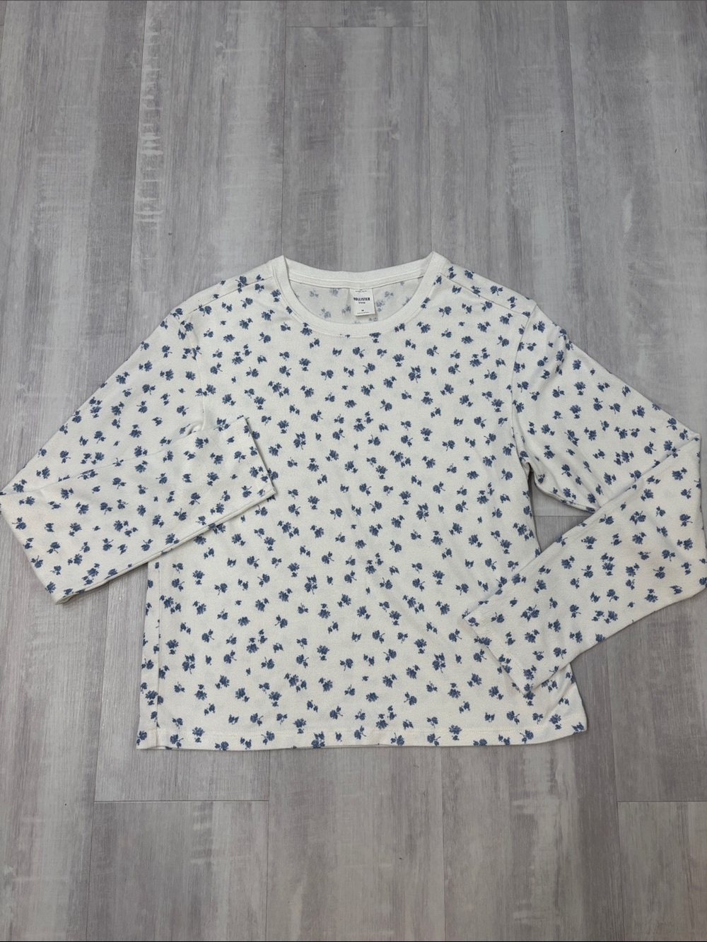 Hollister Sleep White Long-Sleeve Top with Blue Floral Print Medium